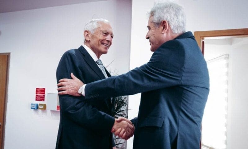 Ahmeti falënderon Clarkun për dëshminë në Hagë: Koha për t’i kthyer djemtë tanë në shtëpi