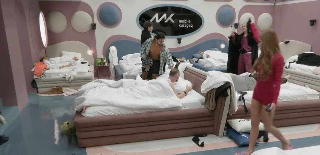 Bia e zgjon Arditin nga gjumi në mënyrë më të veçantë (VIDEO)