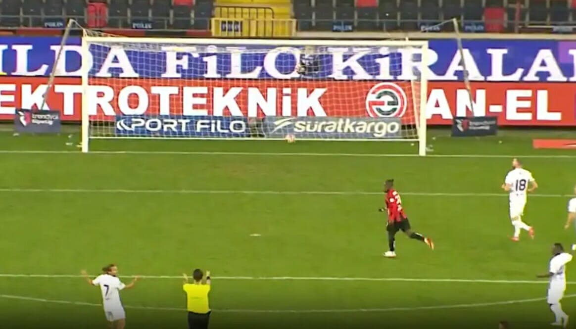 Superliga turke: Përleshje në zonën e penalltisë, portieri del për ta ndërprerë, kundërshtarët shënojnë