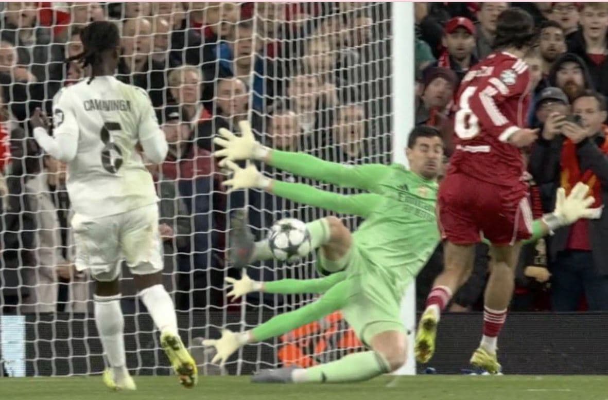 Courtois i pathyeshëm në pjesën e parë ndaj Liverpoolit
