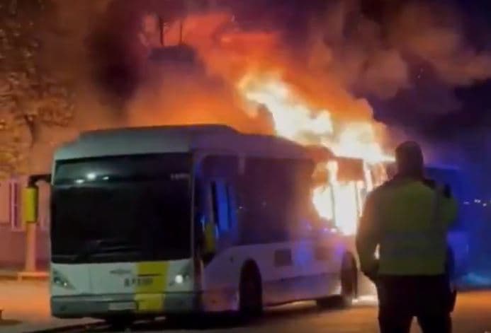 Merr flakë autobusi që po transportonte tifozët e Barcelonës (VIDEO)