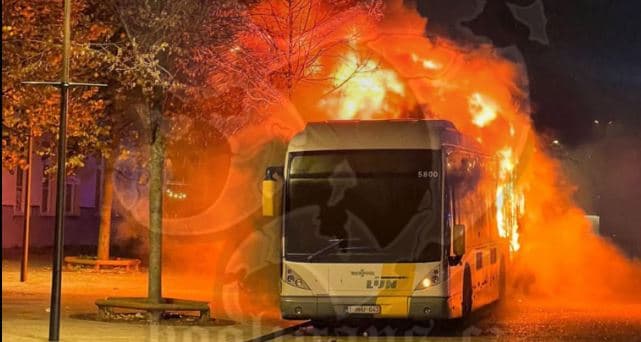 Autobusi i tifozëve të Barcelonës u përfshi nga flakët, The Mirror: Nuk ka të lënduar
