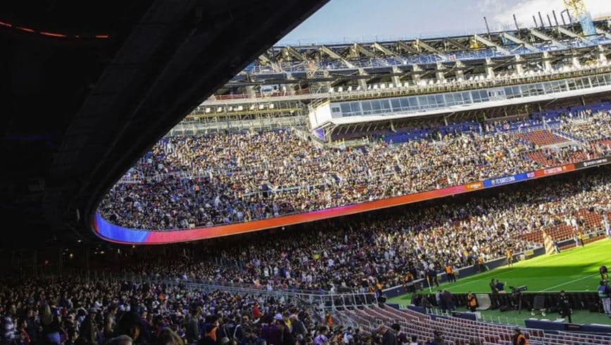 Probleme në Camp Nou në ditën e parë pas rihapjes: Tifozët thyen karriget VIP
