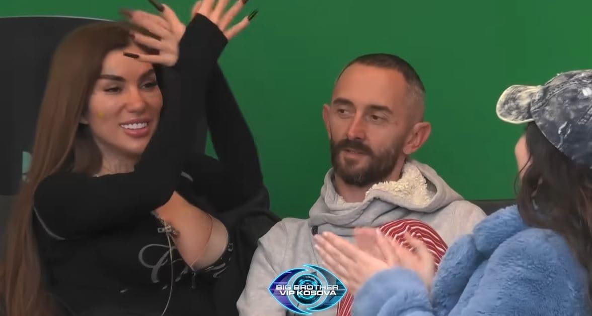 Bia e puth në kokë Arditin pasi ia këndoi këngën "Kuq e Zi" (VIDEO)