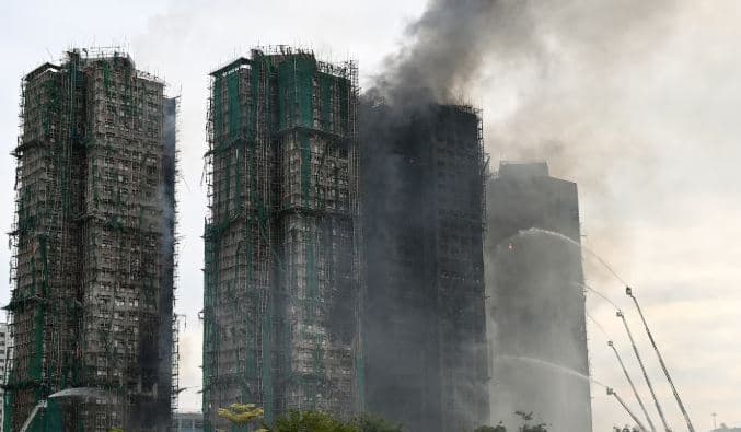 Zjarri në Hong Kong: Rritet numri në 128 të vdekur, bëhen arrestime të reja