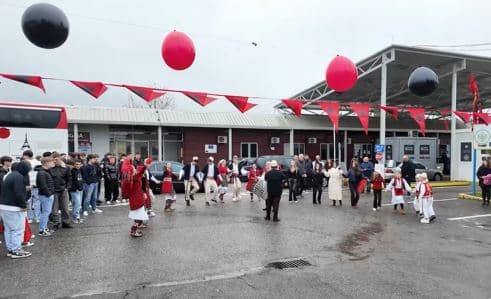 Edi Rama ndan pamje nga festa e shqiptarëve anembanë hyrjeve në Shqipëri (VIDEO)