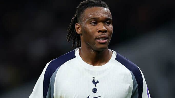 Mbrojtësi i Tottenhamit kërcënohet me armë nga një agjent i futbollit