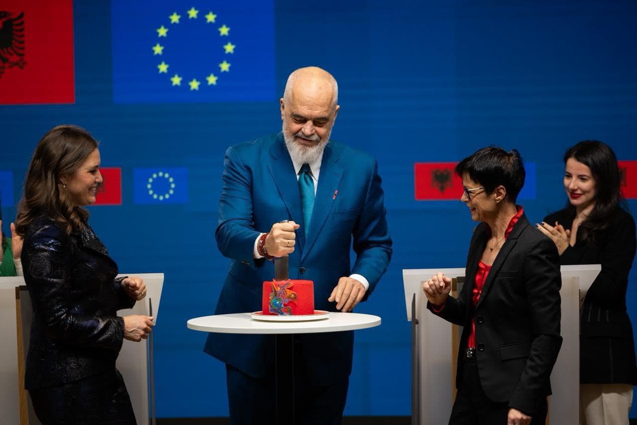 Edi Rama nis mëngjesin me fotoalbumin e konferencës historike mes Shqipërisë dhe BE-së