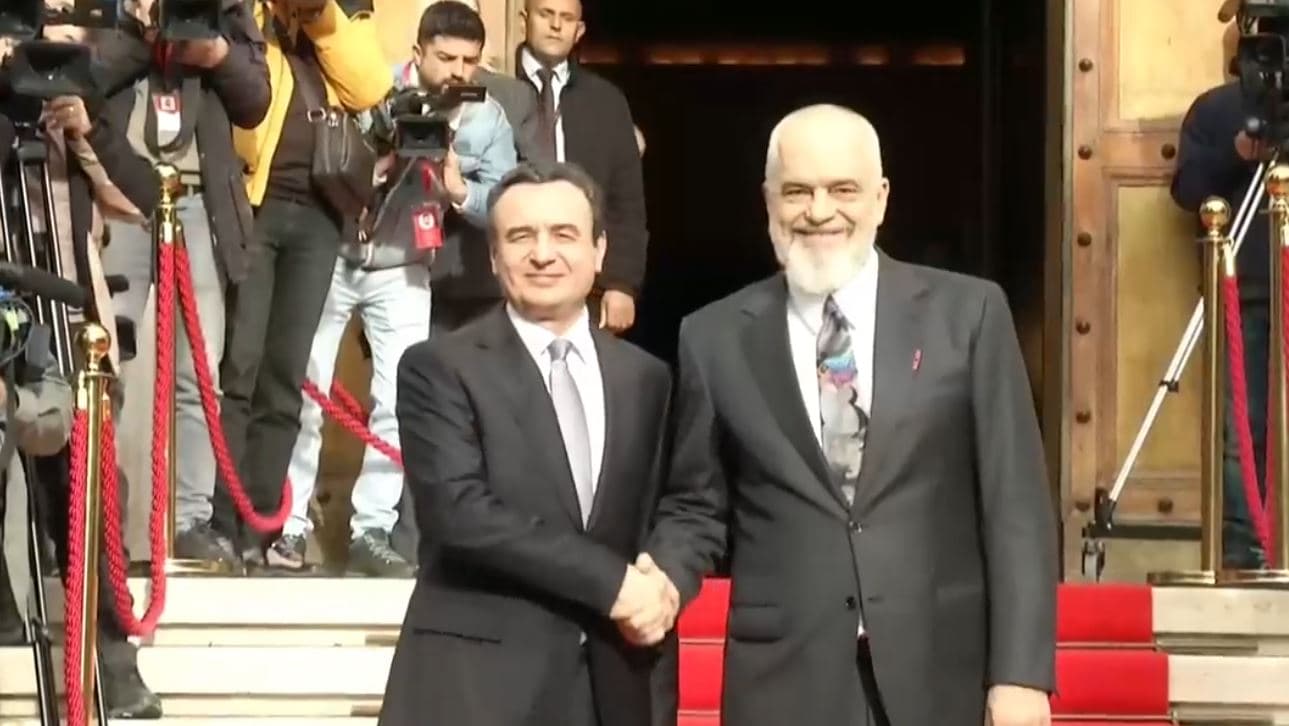 Rama pret Kurtin në Samitin “Our pathway to EU”, shtrëngojnë duart