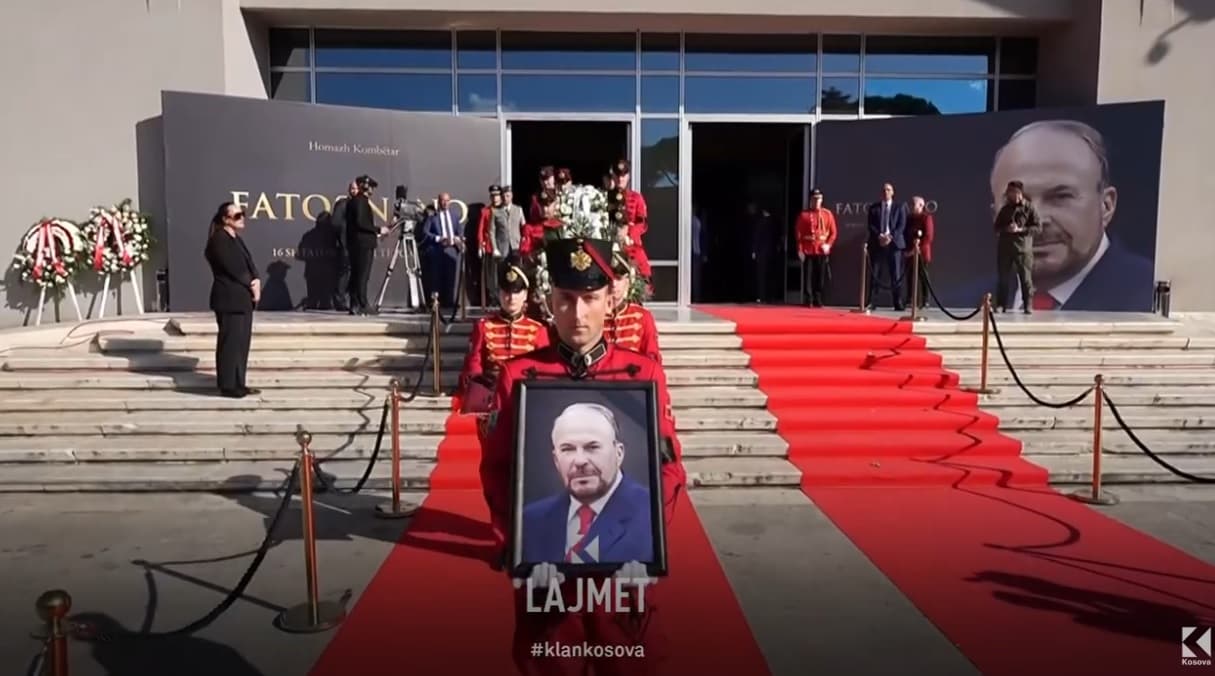 Funerali në Tiranë, Nanon e përcollën liderët dhe Frank Sinatra (VIDEO)