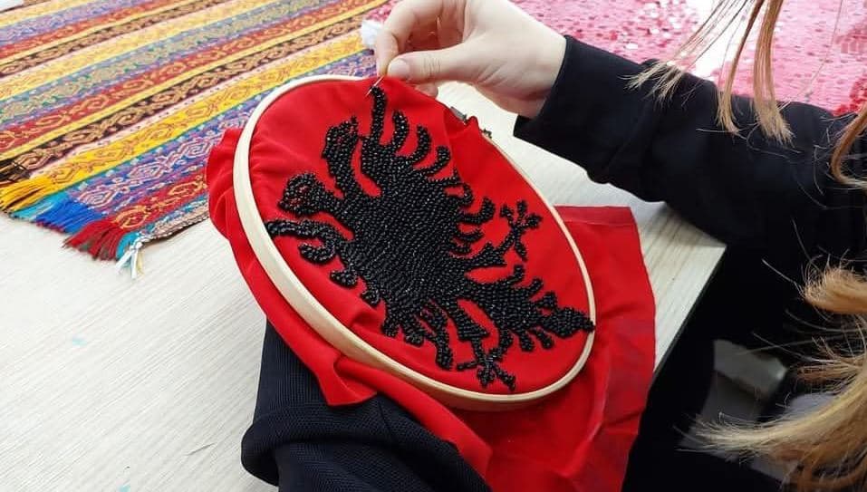Rama e nis mëngjesin Kuq e Zi, me foto të qëndisjes së flamurit nga duart e fëmijëve