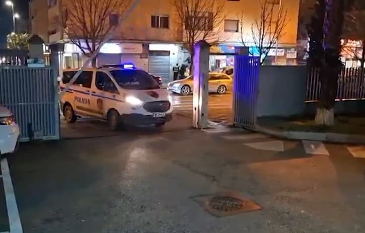 Plagoset me armë zjarri një 33-vjeçar në Durrës