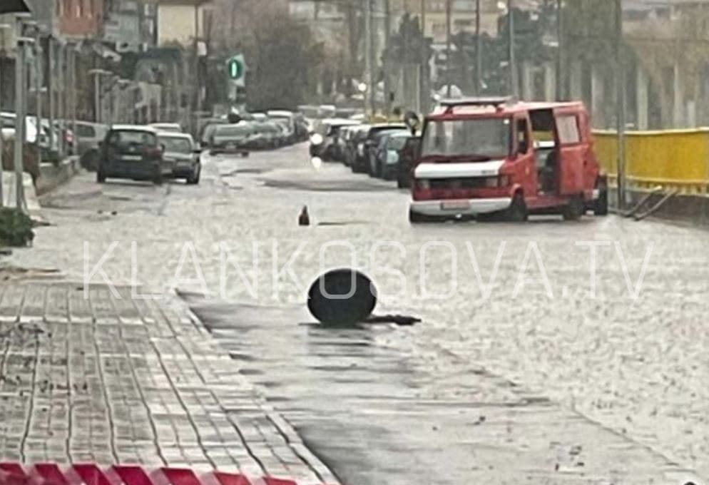 Mbyllet një rrugë në Arbëri, shkak reshjet e dendura të shiut (VIDEO)
