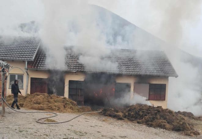 Përfshihet nga flakët një stallë në Shkozë të Prizrenit, s’ka të lënduar