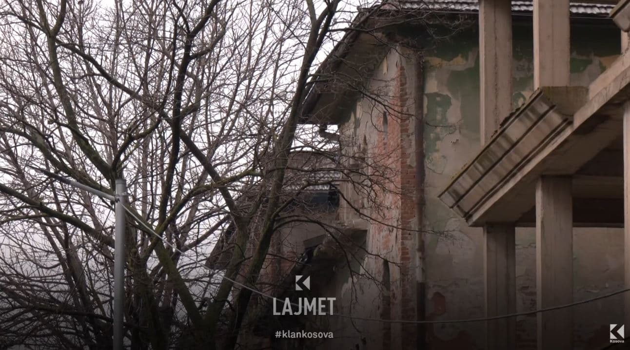 Incidenti me zjarr: Kallet ndërtesa, mezi shpëtojnë banorët (VIDEO)
