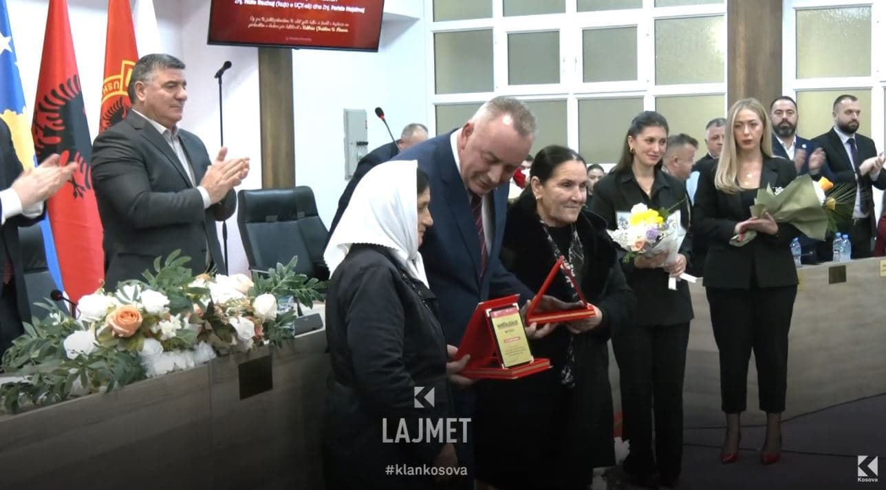 Heroinat e UÇK-së: Nderohen gratë që bënë bukë për ushtarë (VIDEO)