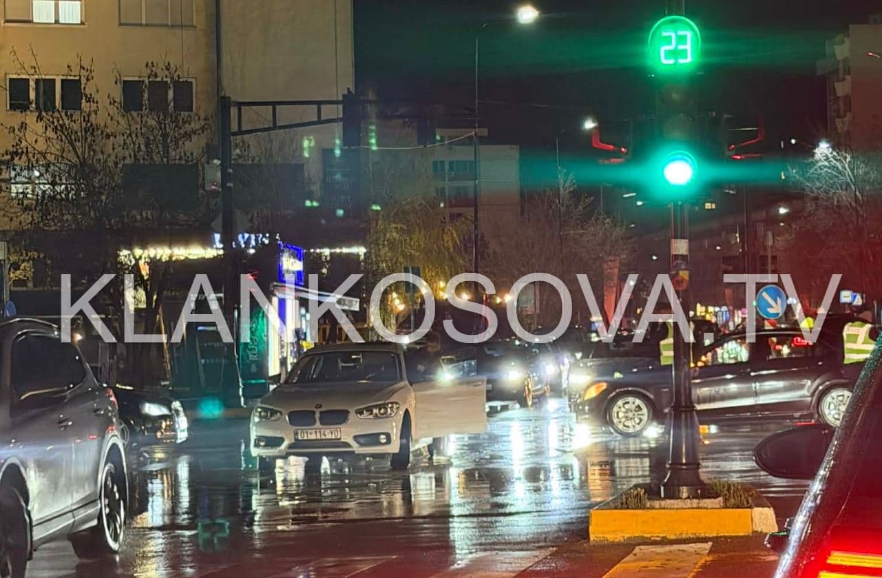 Aksident trafiku në qendër të Prishtinës, policia në vendngjarje