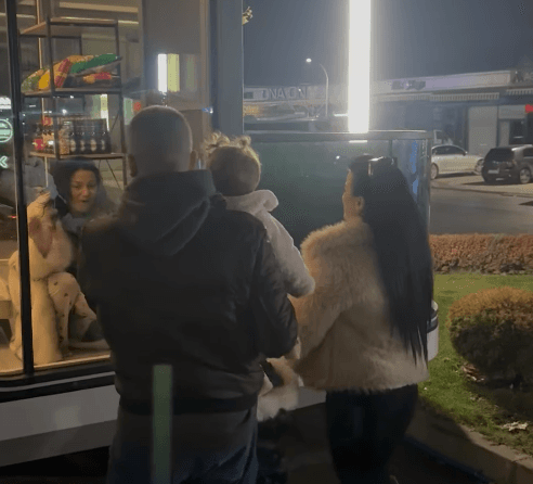 Emocionuese: Shkurta vizitohet nga motra, mbesa dhe nipi pranë kapsulës (VIDEO)