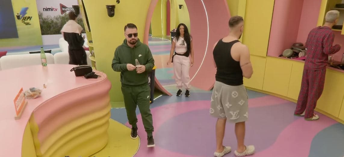 Shkurta nervozohet me mëngjes, ia prekin gjërat personale (VIDEO)