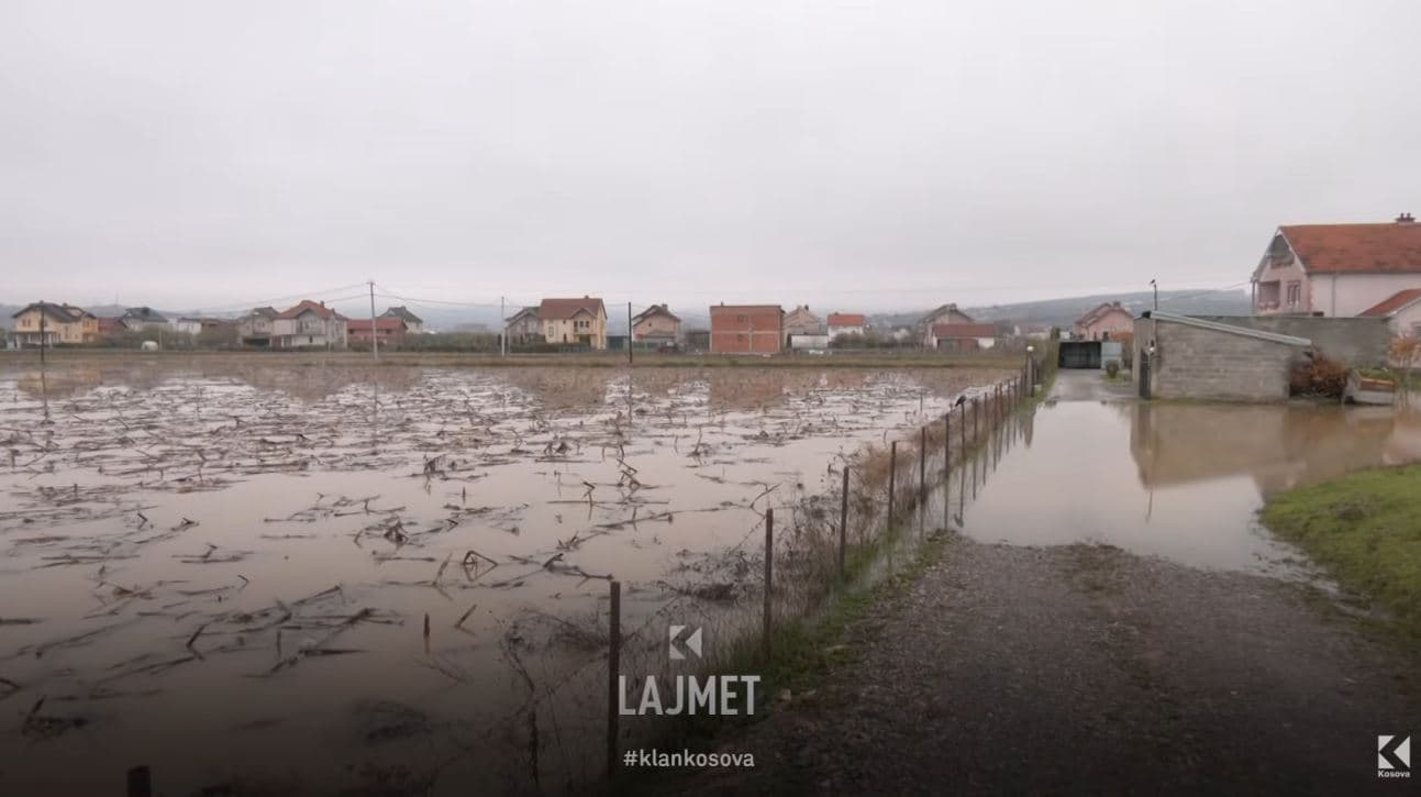 Në Shtime, i mori uji “sherri” i futbollit - u habitën duke shikuar Kosovën (VIDEO)