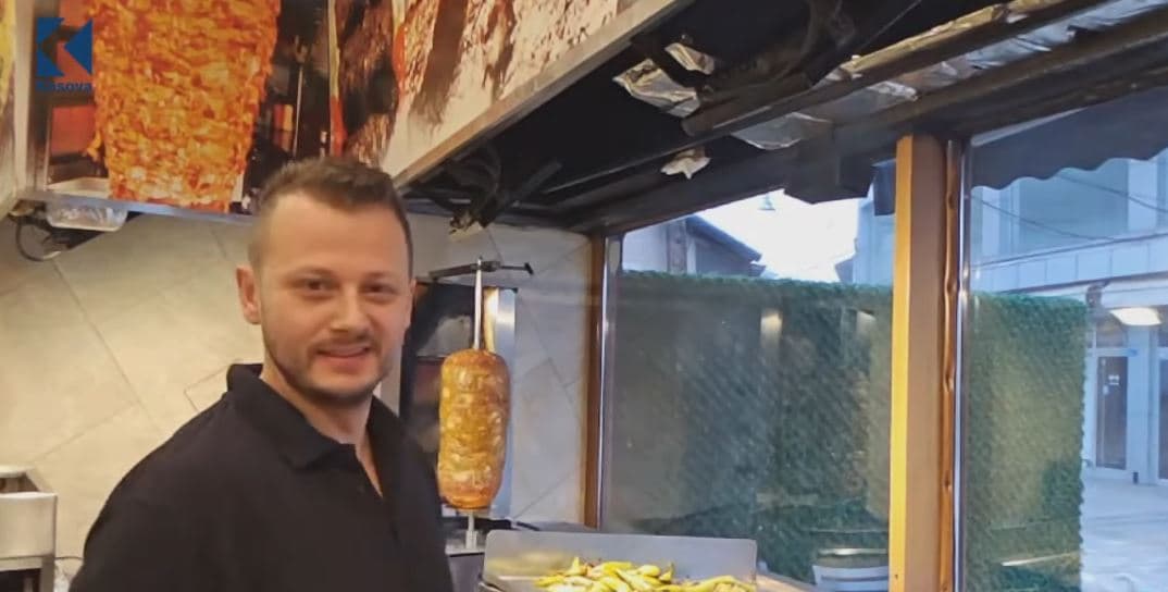 Këngëtari nga Peja që punon në qebaptore, ndez skarën çdo ditë me këngë (VIDEO)