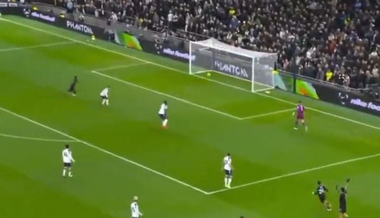 Gafë e portierit të Spurs, gol i pazakontë nga Fulhami (VIDEO)
