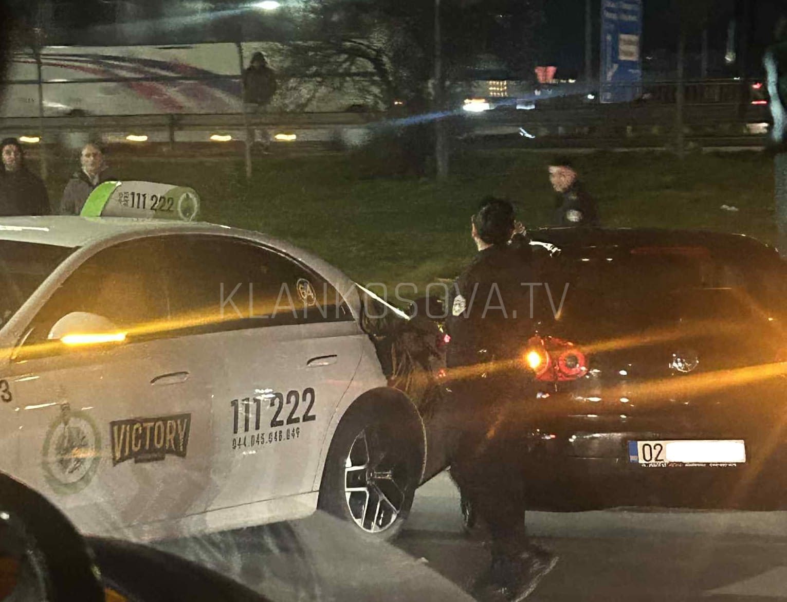 Aksidentohen taksi dhe një veturë te Stacioni i Autobusëve në Prishtinë