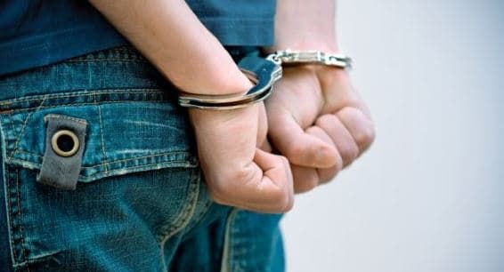 Iu gjetën dy thika, arrestohet i mituri në Malishevë