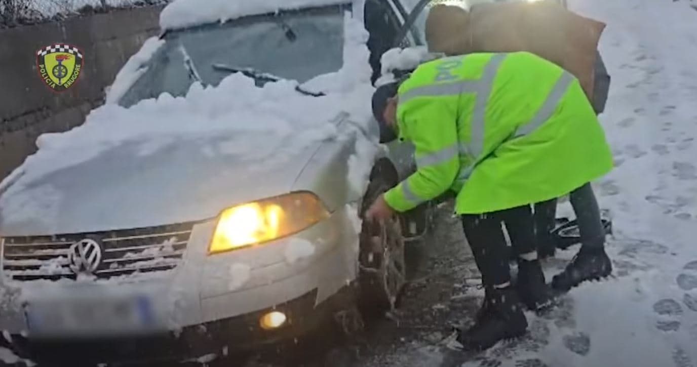 Policia në Shqipëri u bën apel shoferëve për kujdes në vozitje (VIDEO)