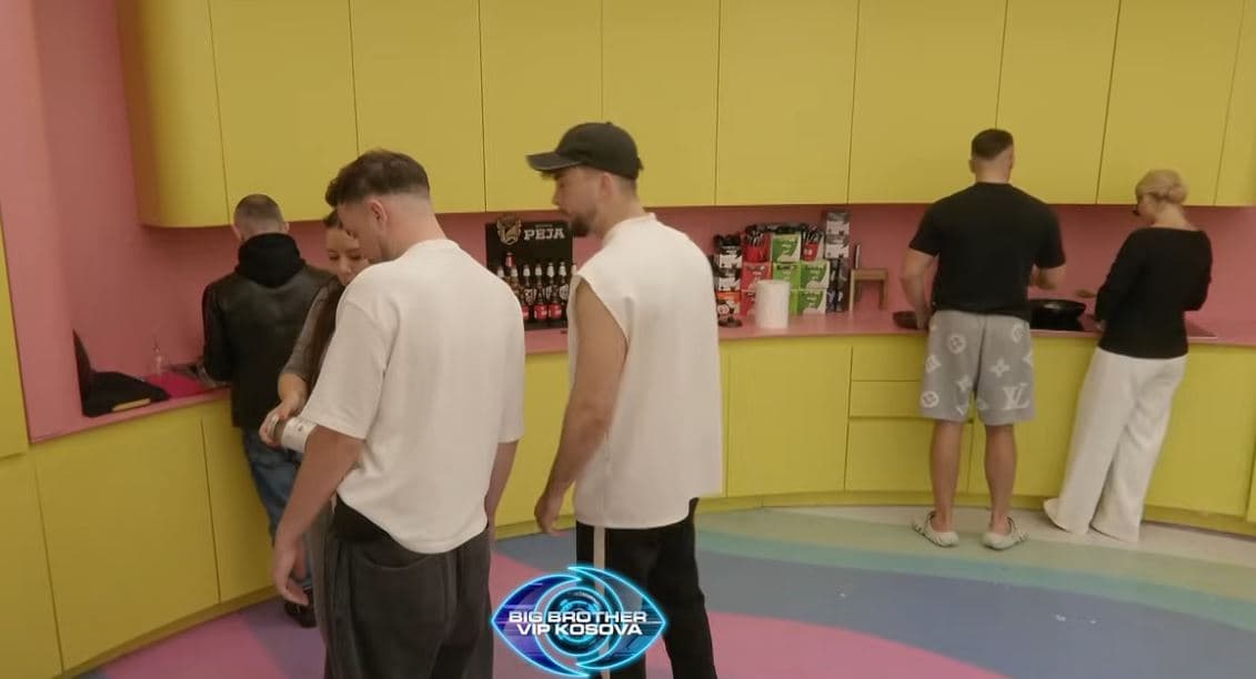 Banorët përgatisin drekën së bashku (VIDEO)