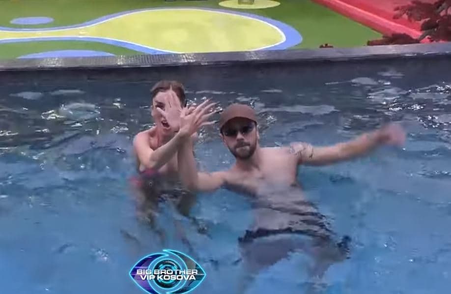 Ibro dhe Bia shijojnë pishinën së bashku (VIDEO)