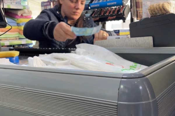 Dinari u ndalua, por transaksionet me valutën serbe në veri vazhdojnë