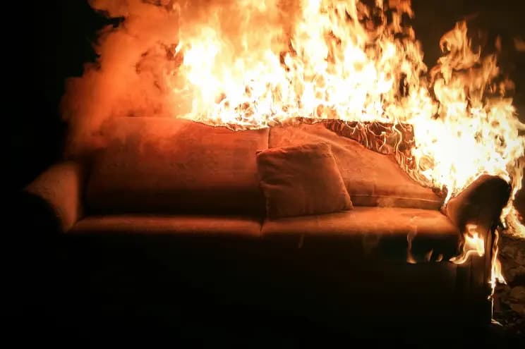 Fushë Kosovë: Burri ua vë flakën orendive dhe ikë nga banesa, nisin hetimet