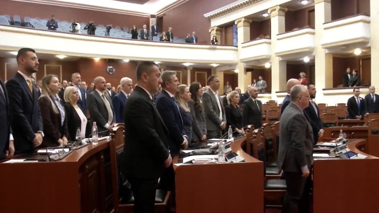 Seanca në Kuvendin e Shqipërisë nis me një minutë heshtje në nderim të Fatos Nanos
