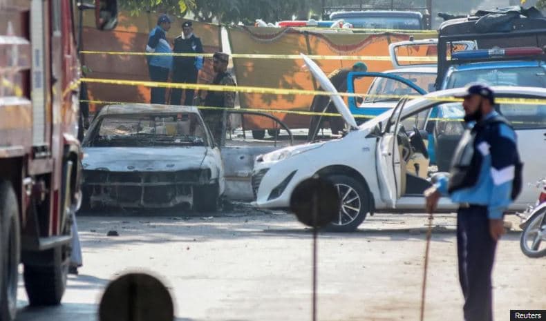 Sulmi vetëvrasës me bombë në Pakistan vret 12 persona