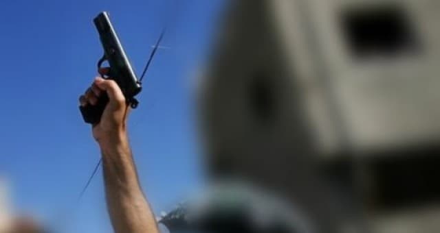 Gjuan me armë nga ballkoni i shtëpisë, shoqërohet në Polici i dyshuari