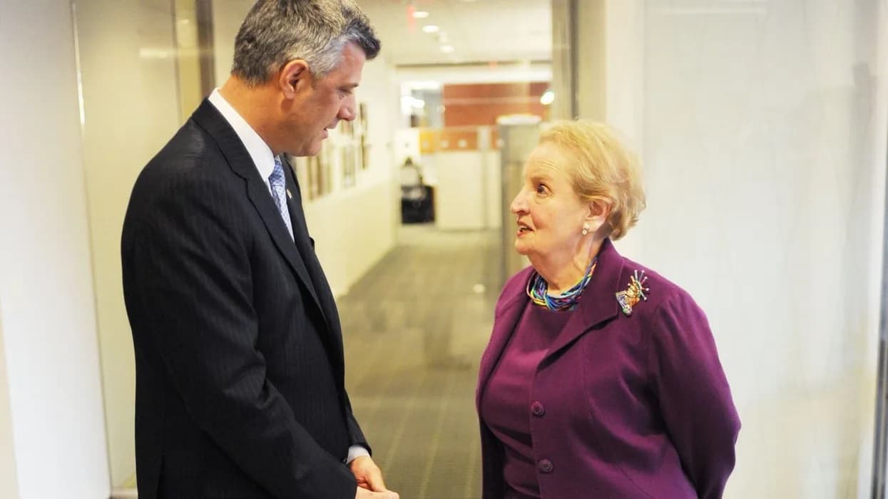 Albright do të kishte qenë një dëshmitare fantastike, thotë avokati i Thaçit (VIDEO)