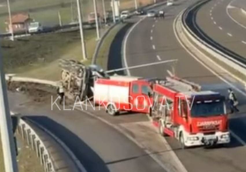 Aksident i rëndë në autostradë, rrokulliset një automjet (VIDEO)