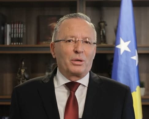 Hamza: Kokën lart djema, krenar pafundësisht me ju