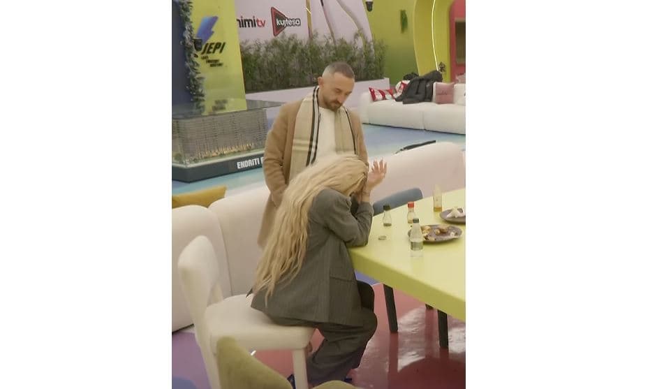 Benita shpërthen në vaj, Arditi i qëndron afër (VIDEO)