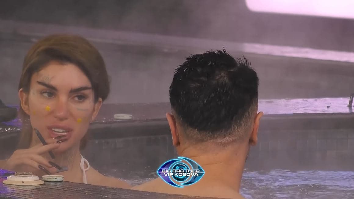 Bia dhe Labi kalojnë kohë larg të tjerëve në pishinë (VIDEO)
