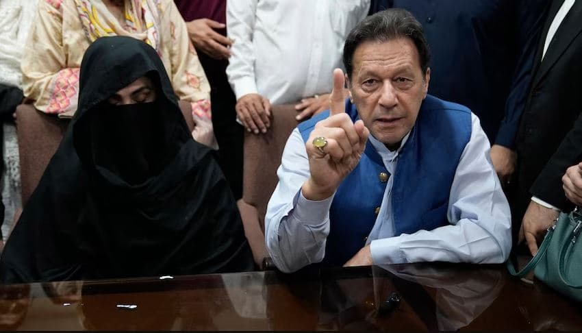 Ish-kryeministri pakistanez dhe gruaja e tij dënohen me nga 17 vjet burg