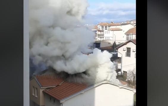 Nuk ka të lënduar nga zjarri që përfshiu kulmin e një shtëpie në Mati 1