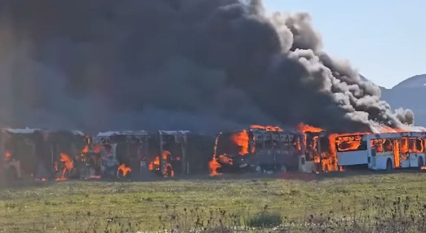 Digjen disa autobusë në një zonë parkimi në Durrës (VIDEO)