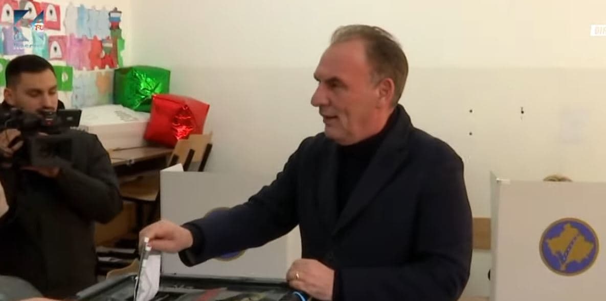 Fatmir Limaj hedh votën në Prishtinë
