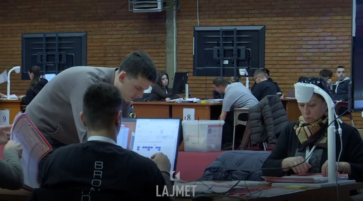 Votat e pavlefshme: Tallje e mllef me fletëvotime (VIDEO)