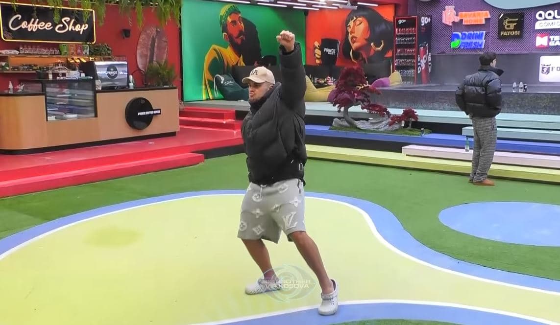 Edi me kërcim sensual qysh në mëngjes (VIDEO)