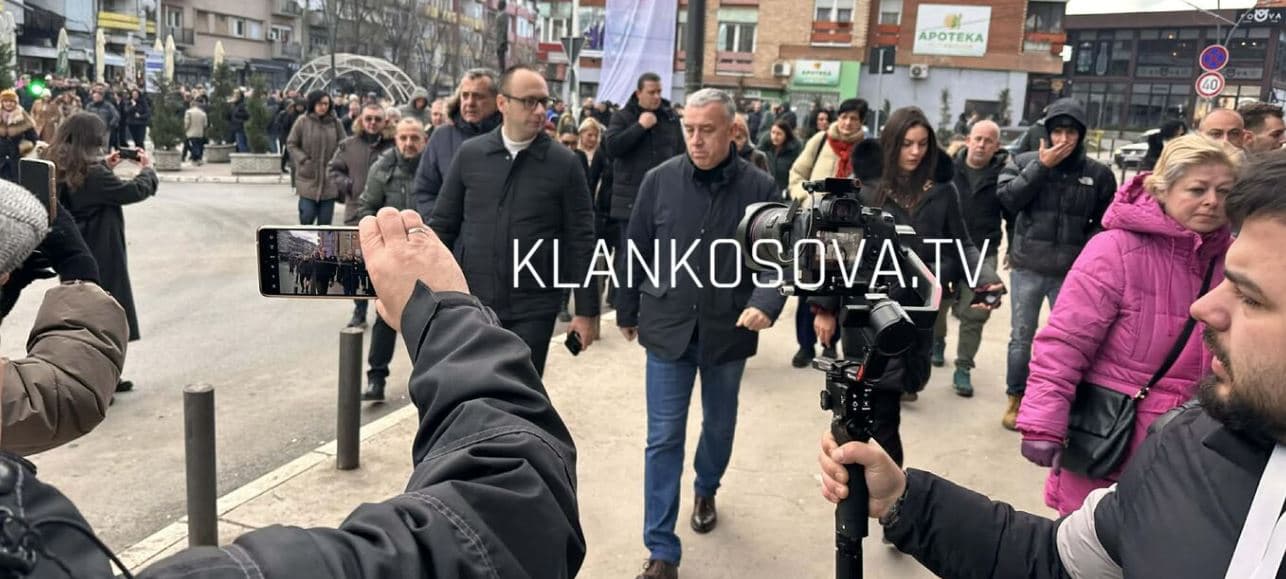 Përfaqësuesit e Listës Serbe grumbullohen para selisë së tyre në Mitrovicën e Veriut