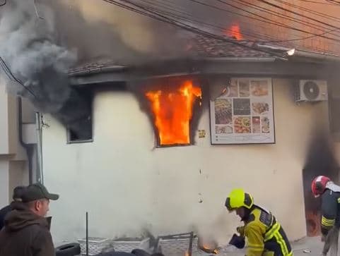 Tragjike: Fëmija rreth 1 vjeç vdes pas zjarrit në Prizren – tre të tjerë u shpëtuan