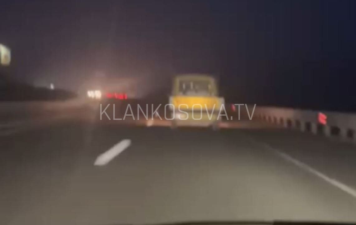 Kamioneta lëviz pa drita sinjalizuese në autostradë (VIDEO)